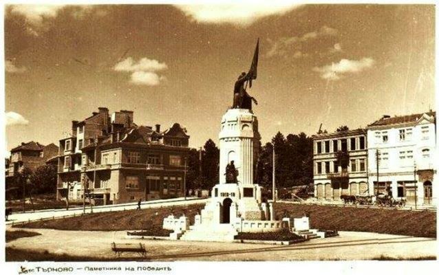 Паметникът “Майка България” във Велико Търново (вляво)