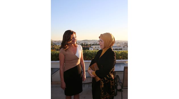 Партньорката на гръцкия премиер Ципрас - Перистера Базиана (вдясно),  разведе турската първа дама Емине Ердоган из  Атина.