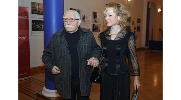 Легендарният актьор Армен Джигарханян със съпругата си Виталина Цимбалюк-Романовская по времето, когато отношенията им бяха нормални.
