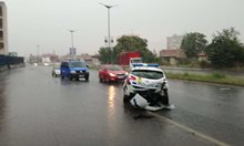 Патрулка катастрофира при гонка в Кърджали, пострадаха двама полицаи