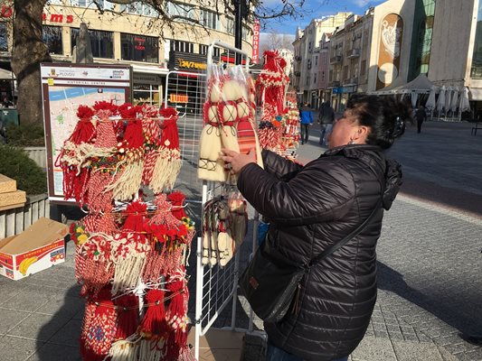 Търговка реди първия щанд с мартеници в центъра на Пловдив. Снимки: Авторът