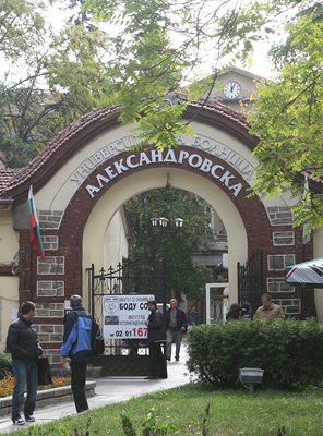 35 от 36 интензивни легла в Александровска болница са заети.