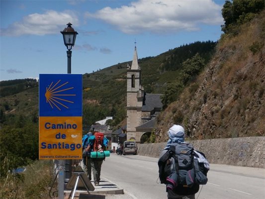 Пътят към Камино е обозначен с жълти табели.