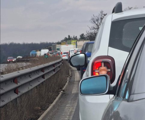 Катастрофа затруднява движението на 16-ти км на АМ "Тракия" 
СНИМКА: Facebook/Катастрофи в София