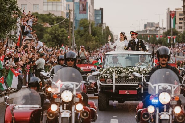 Младоженците обиколиха главните улица от града, където хиляди граждани ги очакваха, за да ги поздравят.