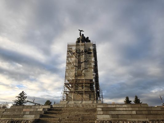 Паметникът на съветската армия е със скеле от всички страни, което да го държи да не се срути