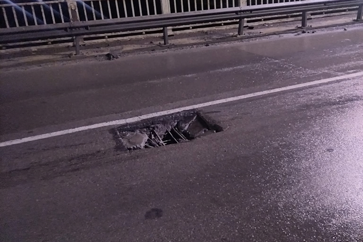 Дупка се отвори на Дунав мост при Русе, седем коли спукаха гуми