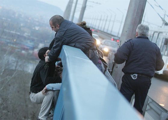 По двама на ден се самоубиват