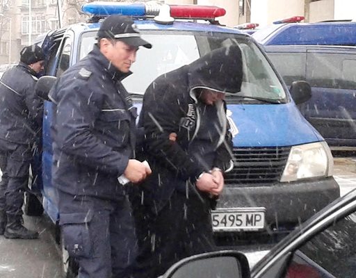 18-годишният Галин К. влиза под конвой в Бургаския окръжен съд. СНИМКА:ЕЛЕНА ФОТЕВА