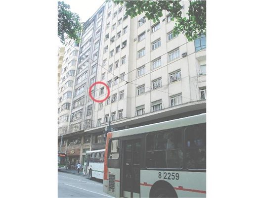 На третия етаж в тази сграда се е намирало генералното ни консулство в Сао Паулу. С кръгче е ограден запазеният и до днес прът, на който се е веел българският флаг.
