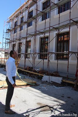 Кметът Георги Икономов инспектира ремонта на училището.