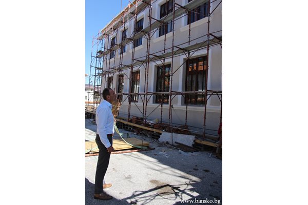 Кметът Георги Икономов инспектира ремонта на училището.