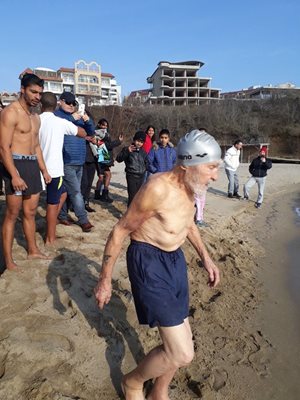 93-годишният Янко Янков от Синеморец отново ще скочи в леденото море на 19 януари. 