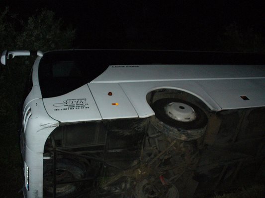 Сръбският автобус катастрофира самостоятелно на магистрала "Тракия" и се обърна в канавка в неделя към 20,10 часа.
Снимка: Ваньо Стоилов