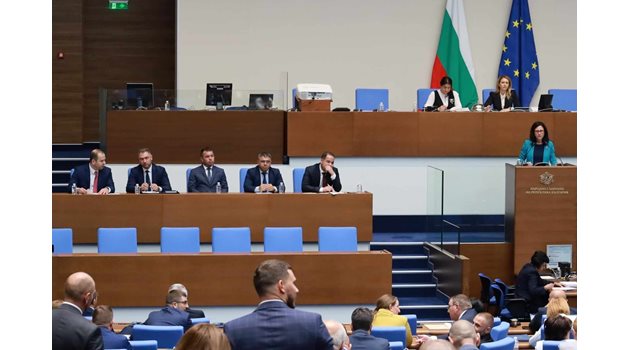 Петима шефове на полицията начело с МВР министъра Калин Стоянов са в парламента, за да обяснят как се е прибрал Брендо незабелязан