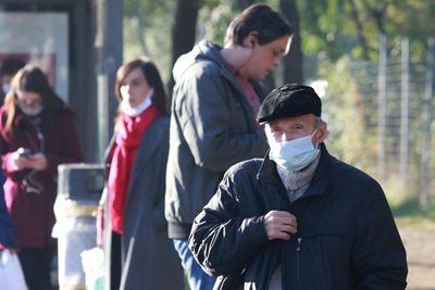 Sofia residents follow the new rules for wearing masks.  Photos Velislav Nikolov