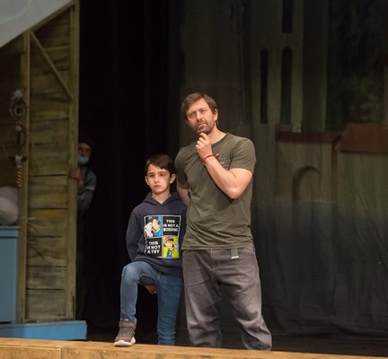 Калин Врачански и едно от 6-те деца, които участват в мюзикъла, на сцената на Софийската опера по време на репетиция
СНИМКА: СОФИЙСКА ОПЕРА И БАЛЕТ