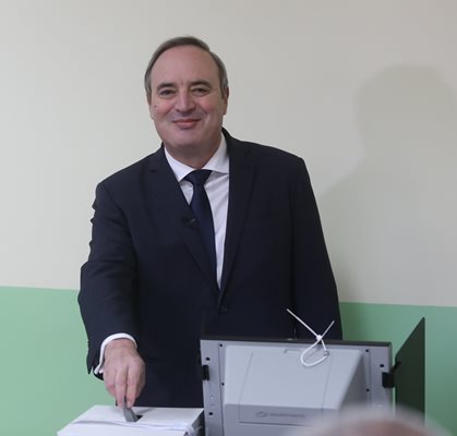 Кандидатът за президент проф. Анастас Герджиков гласува на балотажа.