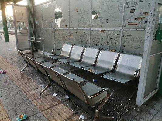 Счупения заслон на гарата в Стамболийски.