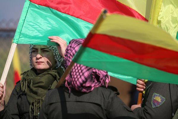 Сирийски кюрди протестират срещу турските операции.