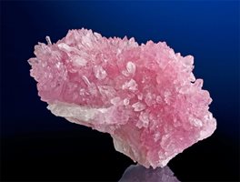 Рядко срещани и много ценени са друзите с кристали от розов кварц като този екземпляр от остров Мадагаскар.
Снимки: архив
