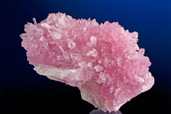 Рядко срещани и много ценени са друзите с кристали от розов кварц като този екземпляр от остров Мадагаскар.
Снимки: архив
