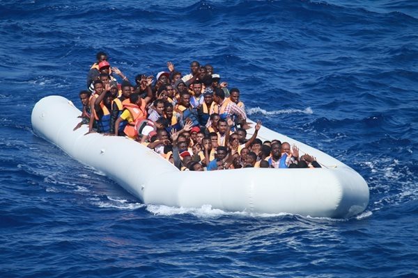 Турската брегова охрана спаси 84 мигранти край бреговете на Кушадасъ
