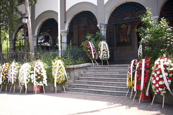 Кой е венецът от Пламен Галев на погребението на Ангел Христов-Геле? (Снимки)