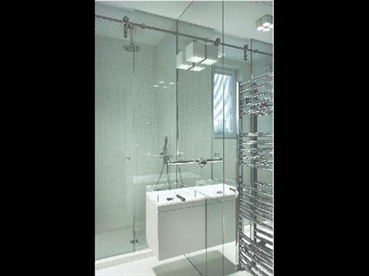 Пространството в банята е функционално до последния сантиметър.

