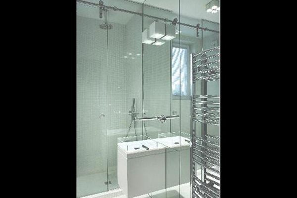 Пространството в банята е функционално до последния сантиметър.
