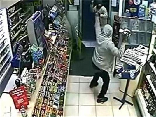 Крадец сплаши продавач със спринцовка, заразена със СПИН (снимки)