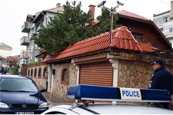 Полицията отцепи района около къщата, където бе хвърлена бомбата.