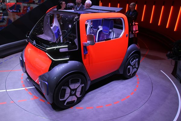 Citroen Ami One Concept e необикновено електрическо превозно средство, което е дълго  едва 2,5 метра. СНИМКИ: ГЕОРГИ ЛУКАНОВ