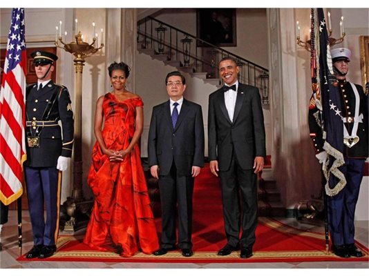 Барак Обама и Мишел в пищна червена рокля посрещат Ху Цзинтао, който е в САЩ без половинката си. 
СНИМКИ: РОЙТЕРС