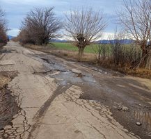 Дупки, пропадания и гърбици се редуват по злополучната отсечка. Снимки: Авторът