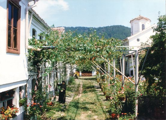 Красотата в двора на манастира е видна.