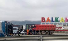 Верижна катастрофа с 10 коли и два тира на Околовръстното в София (Снимки)
