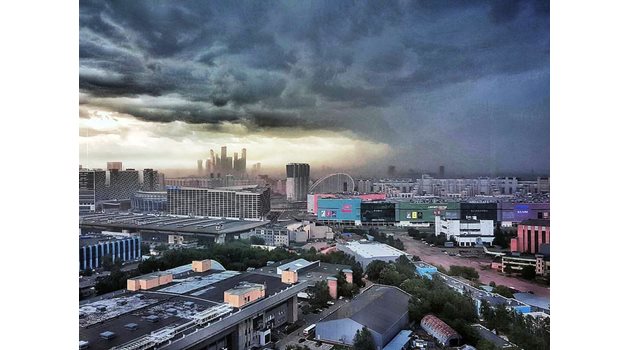 Черният буреносен облак над руската столица СНИМКА: ТУИТЪР