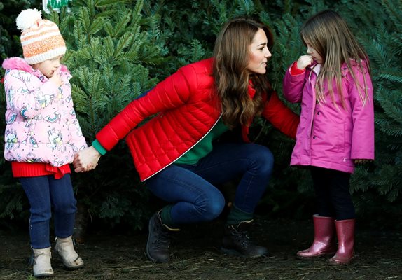 Кейт помага на деца в избора на елха