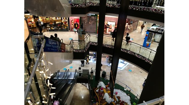 Противно на очакванията хората не се втурнаха панически да пазаруват в моловете, веднага щом разбраха, че те ще бъдат затворени от събота до 21 декември.