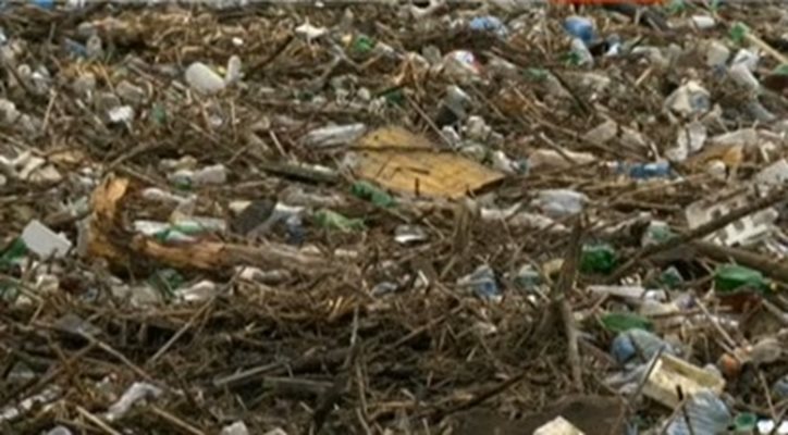 250 курса нужни за извозване на боклука от плаващото сметище в Искър КАДЪР: БНТ
