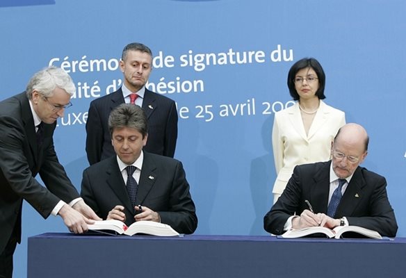 25 април 2005 г. Премиерът Симеон Сакскобургготски и президентът Георги Първанов подписват в Люксембург договора на България за присъединяване към ЕС.