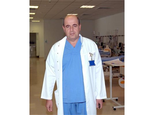 Д-р Димитър Николов оперира пациенти, при които голям тромб запушва артерия.
СНИМКИ: ПИЕР ПЕТРОВ