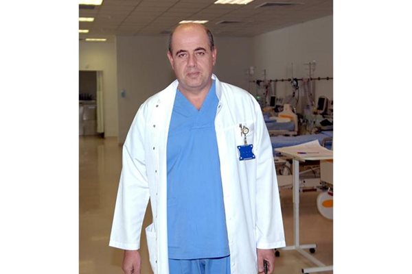 Д-р Димитър Николов оперира пациенти, при които голям тромб запушва артерия.
СНИМКИ: ПИЕР ПЕТРОВ