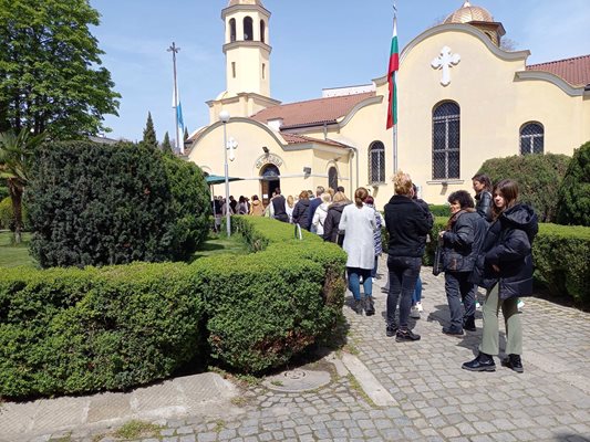 Както и на Цветница, опашката пред храма "Света Троица" в район "Южен" е дълга.