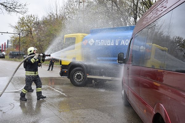 Във Варна се проведе обучение за ликвидиране последствията от тежка катастрофа
Снимка: Орлин Цанев