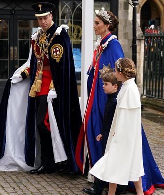 Принц Уилям и жена му Кейт Мидълтън заедно с две от децата им - принц Луи и принцеса Шарлот, по време на церемонията