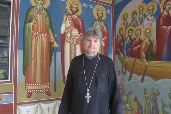 Свещеноиконом Славчо от храма “Св.Никола” в Търново обяснява, че в събота трябва да почетем само мъртвите.