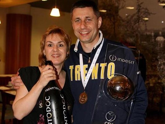 Стойчев позира със съпругата си Ели и купата след паметния финал на Шампионската лига по волейбол.


