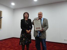 Председателката на общинския съвет Савина Петкова удостои Петър Анастасов с титлата "Почетен гражданин на Пловдив". Снимки: Авторът